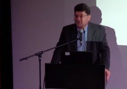 פרופסור ראול אורביטו בהרצאה על שימור ביציות