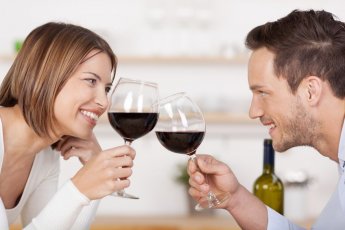 זוג שותה יין
